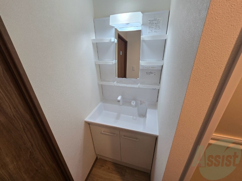 洗面設備　大きくて使いやすそうな独立洗面台になっています。