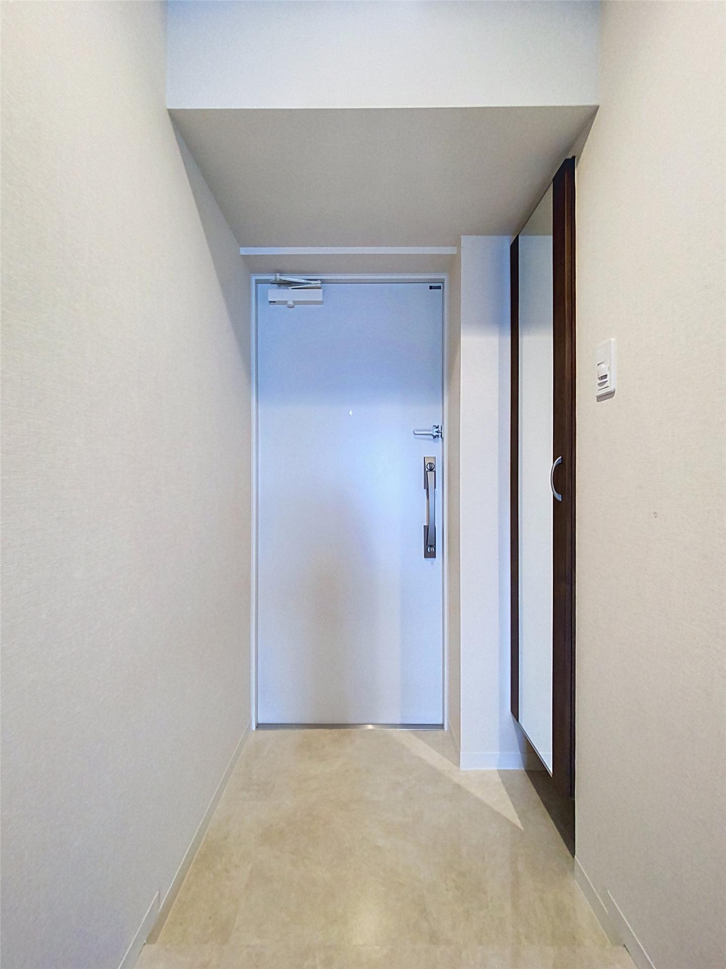 玄関　別のお部屋の写真を使用しています。