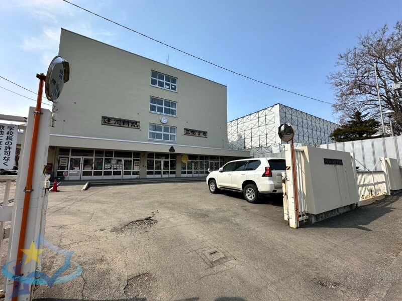 中学校　札幌市立向陵中学校（中学校）まで561m