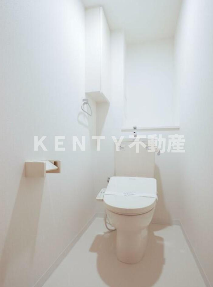 トイレ　落ち着いた色調のトイレです