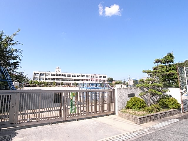 小学校　香芝市立三和小学校（小学校）まで495m