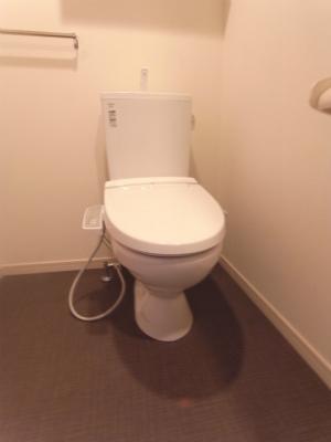 トイレ　落ち着いた色調のトイレです
