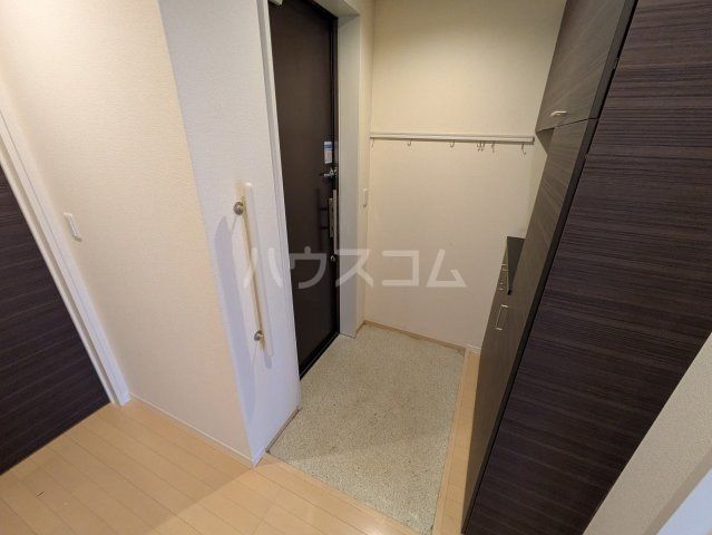 ＪＲ東海道本線 平塚駅 バス乗車時間：14分 最寄りバス停で下車 徒歩2分 3階建 築11年の玄関写真