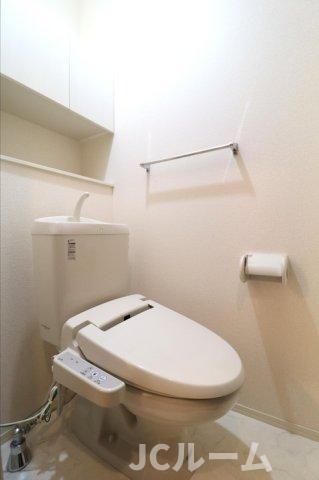 トイレ　収納があるのでトイレットペーパー等を入れられます☆