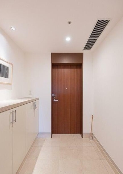 玄関　写真は同タイプ住居です。