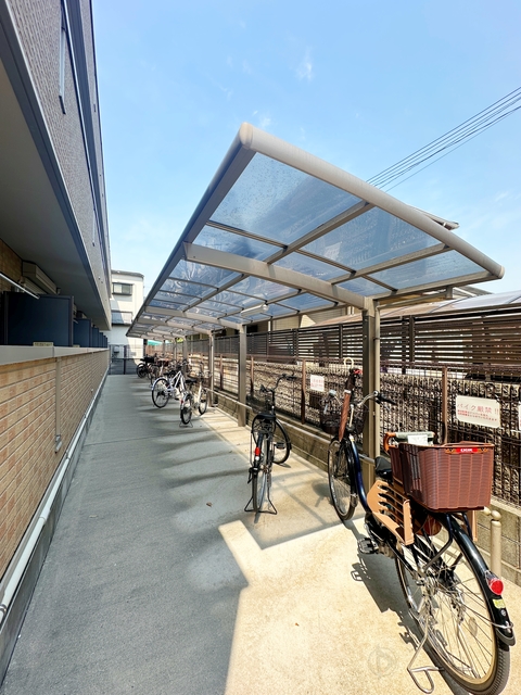その他共有部分　屋根付き駐輪場。大事な自転車も雨でも安心♪