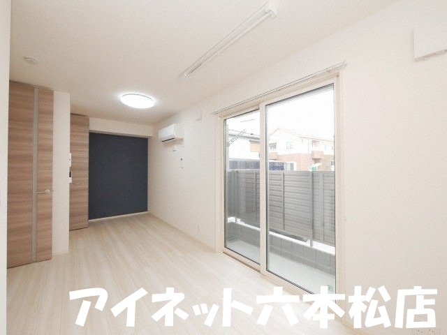 居室・リビング　8帖越えの広い洋室です