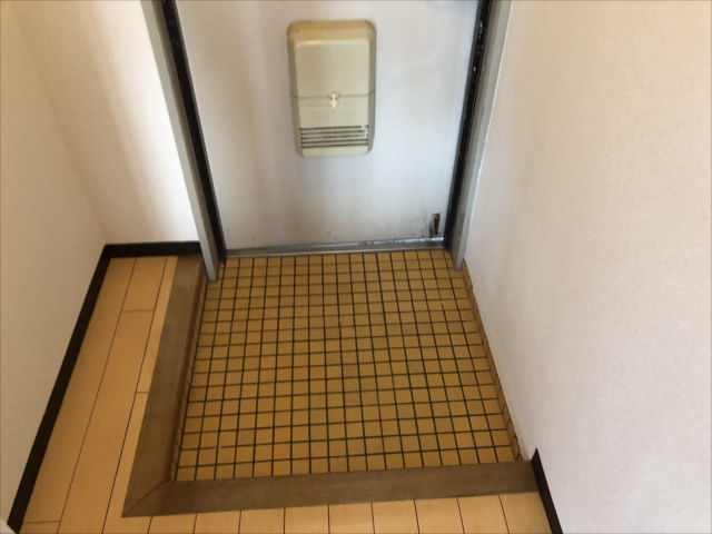 地下鉄西神・山手線 県庁前駅 徒歩6分 7階建 築42年の玄関写真