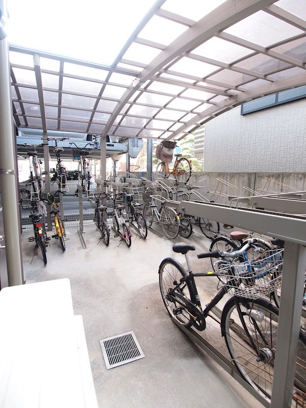 駐車場　屋根付き駐輪場
