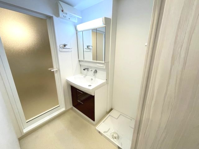 洗面設備　ライトブラウン基調の部屋を表示していますが、当部屋はダークブ