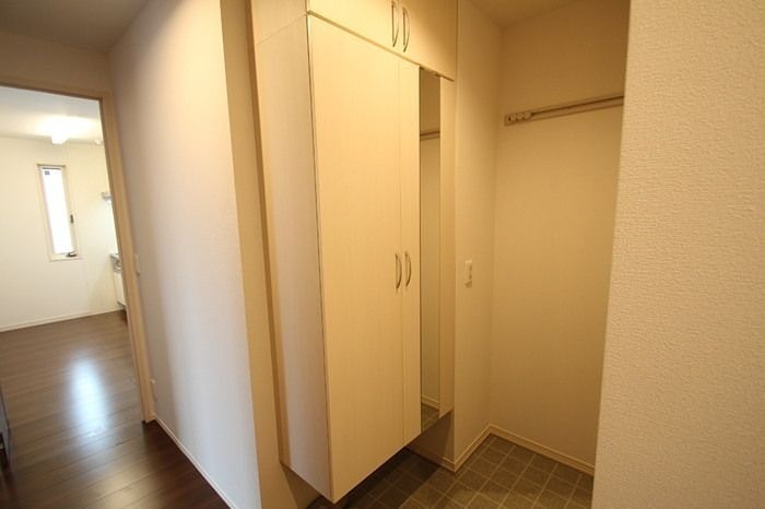 玄関　姿見付きのシューズボックスがございます☆