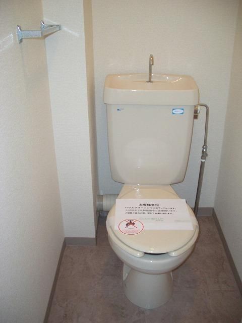 京王線 高幡不動駅 徒歩12分 2階建 築33年のトイレ写真