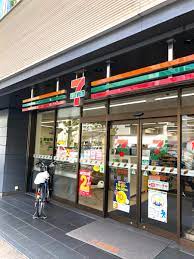コンビニ　セブンイレブン赤坂8丁目店（コンビニ）まで380m