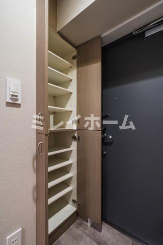 玄関　同建物内、別のお部屋の参考写真になります。