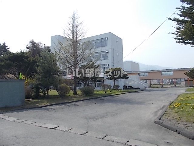 中学校　登別市立西陵中学校（中学校）まで271m