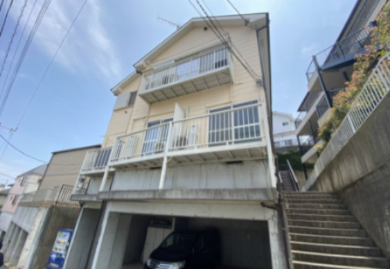 建物外観　シンプルで落ち着いたデザインの外観です