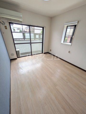 コパーズアプト港南VIパートIIの居間写真