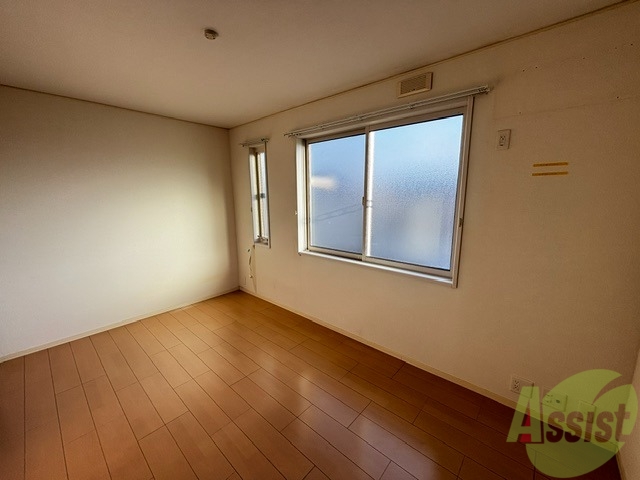 その他部屋・スペース　寝室になりそうな洋室です。シンプルで落ち着きますね。