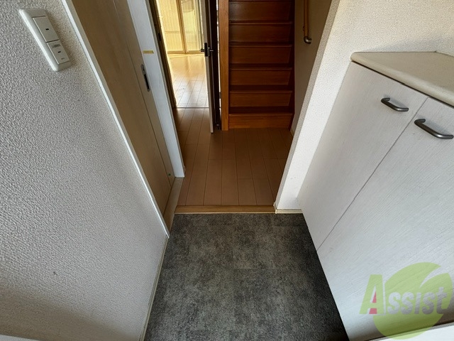 玄関　玄関から撮影しました。明るい印象ですね。