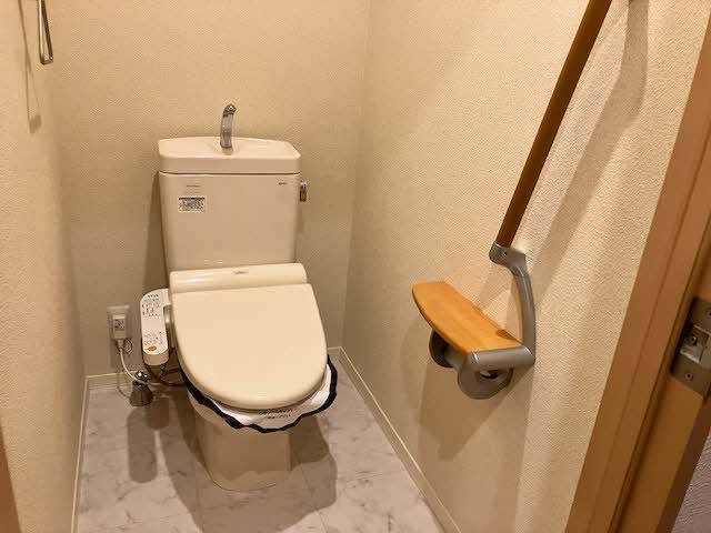 トイレ　洗浄機能付き暖房便座のトイレです。