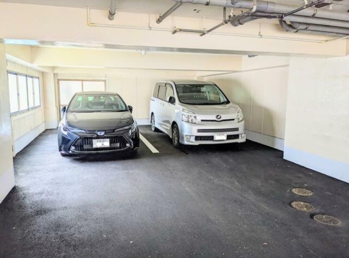 駐車場　大きな車も入庫できます。（屋根付き駐車場）