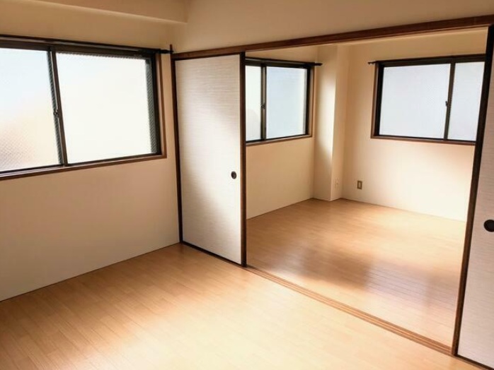 居室・リビング　仕切りを外すと１０．５帖の１ＤＫとしても使えます。