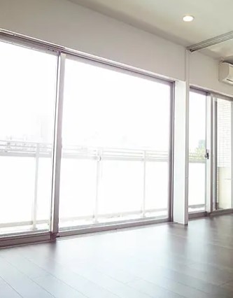 居室・リビング　ホワイトを基調とした明るい教室スぺース