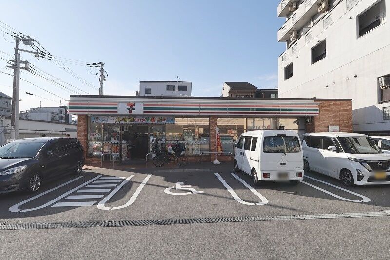 コンビニ　セブンイレブン大阪東中本3丁目店（コンビニ）まで200m