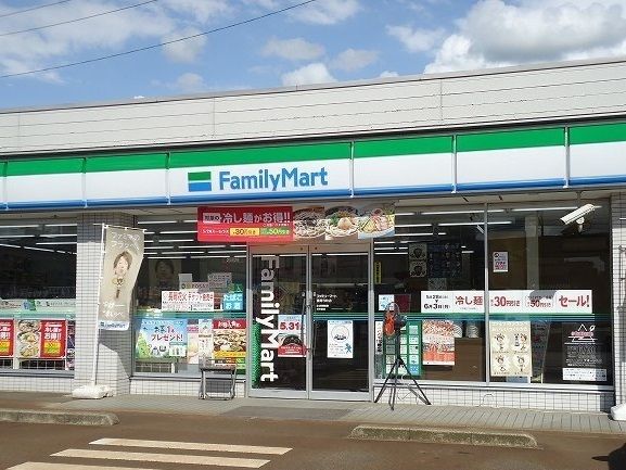 コンビニ　ファミリーマート（コンビニ）まで610m