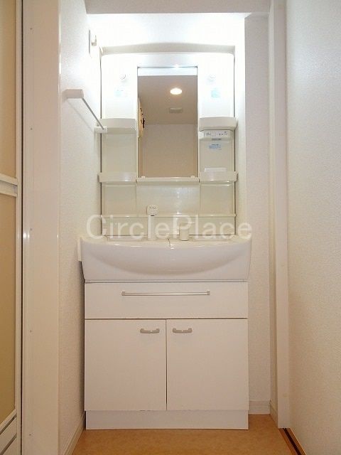 洗面設備　スタイリッシュな洗面台