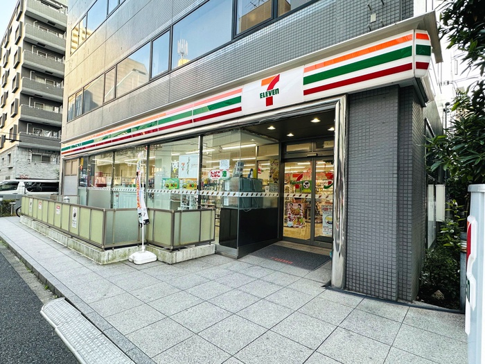 コンビニ　セブンイレブン芝５丁目北店（コンビニ）まで50m