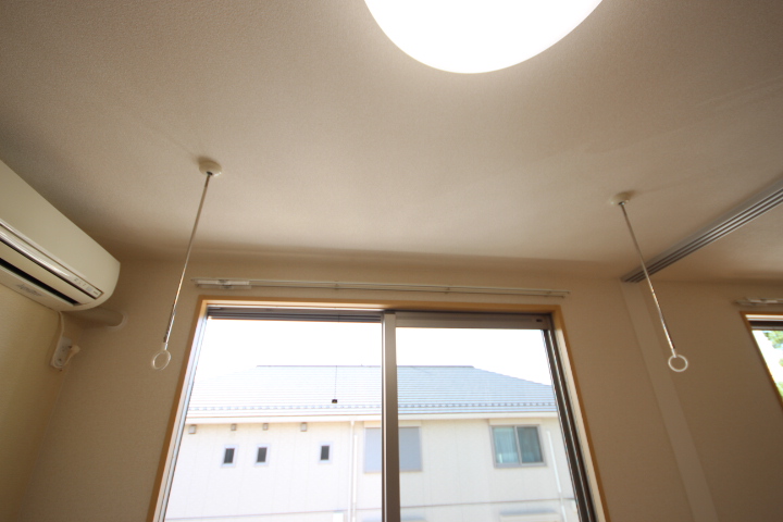 その他設備　便利な室内洗濯物干し掛けです！