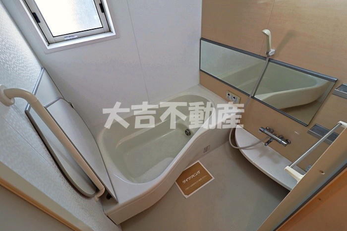 バス・シャワールーム　※別部屋の写真です