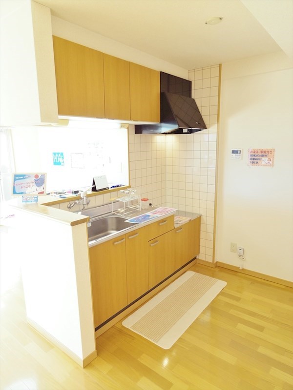 キッチン　※同棟同型内観写真、現状優先となります。家具・ライト・カーテ
