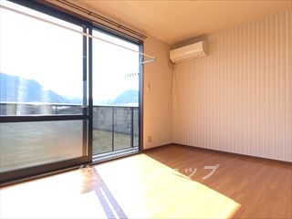 その他設備　エアコンと室内物干し