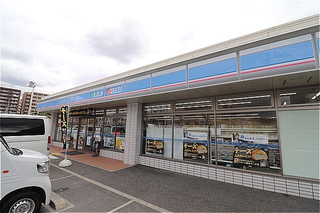 コンビニ　ローソン八尾美園町4丁目店（コンビニ）まで378m