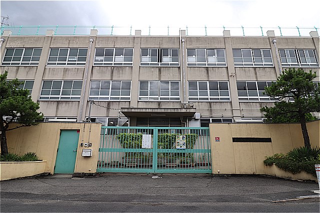 中学校　東大阪市立弥刀中学校（中学校）まで486m