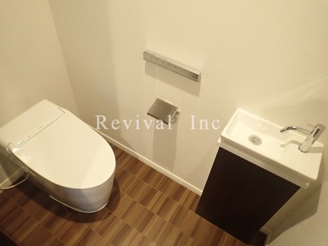 トイレ　お手洗いは最新式タンクレストイレ仕様