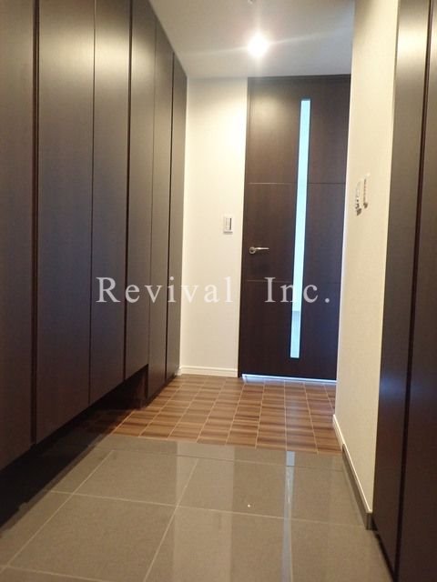 玄関　奥行豊富なシューズインクローゼット完備