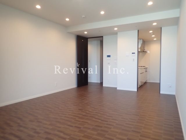 居室・リビング　床暖房完備のリビング空間でございます