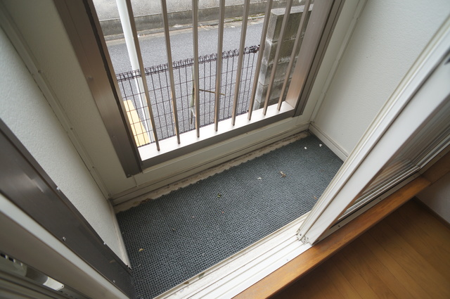 バルコニー　バルコニーがあるので洗濯物を太陽の下で干すことができます♪