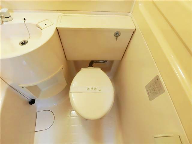 トイレ　ユニットバス内のトイレです。