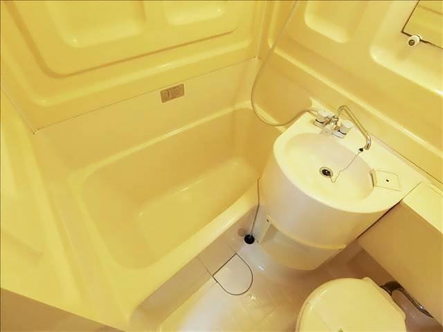バス・シャワールーム　ユニットバスです。清潔感のあるお風呂です。