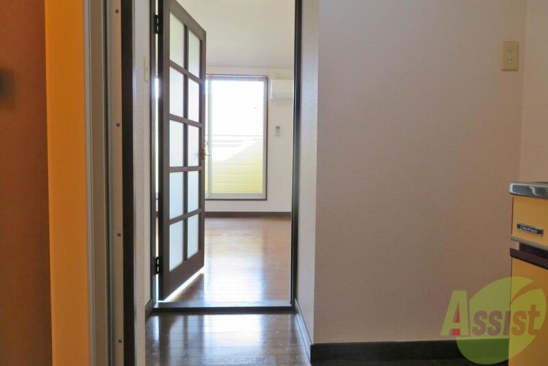 玄関　玄関を入ると右手にキッチン、左がお風呂トイレです