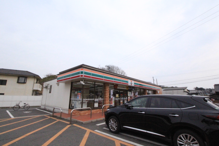 コンビニ　セブンイレブン倉敷市立短大前店（コンビニ）まで636m