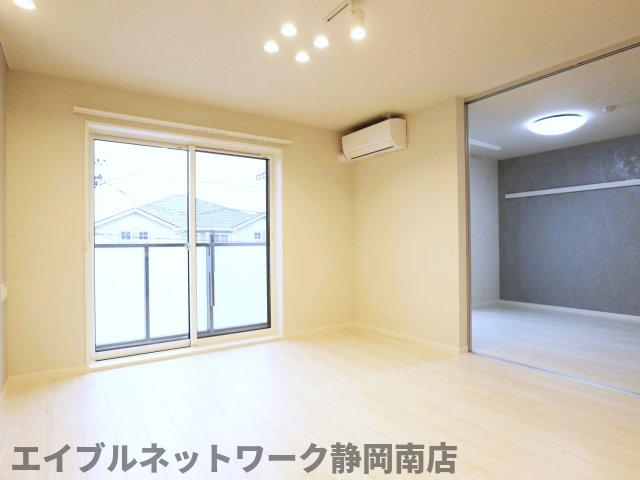 居室・リビング　こちらの居間で趣味の時間をお楽しみください