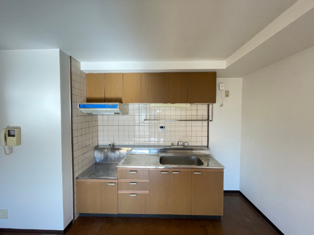 キッチン　上下に収納のたっぷりある棚付きキッチン