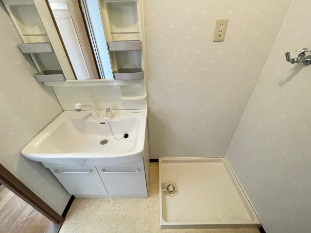 洗面設備　ピンクのかわいらしい洗面台付き