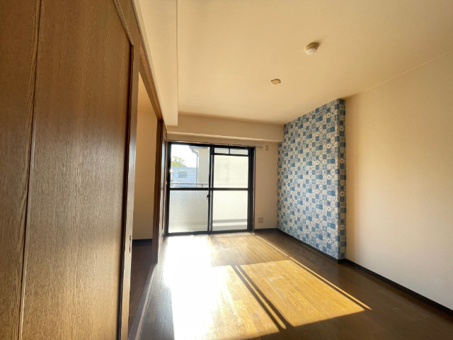 その他部屋・スペース　北部屋に大きな出窓あり！かわいい小物でお洒落に使ってください