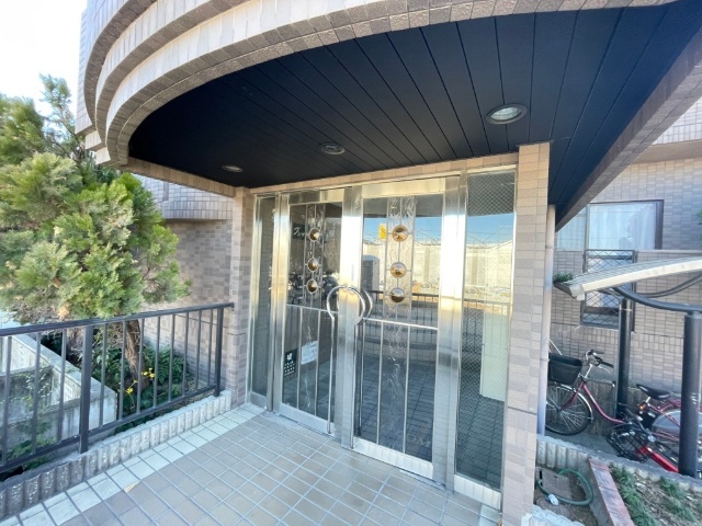 エントランス　南洋間の収納。天袋まで付いてたっぷり収納してください